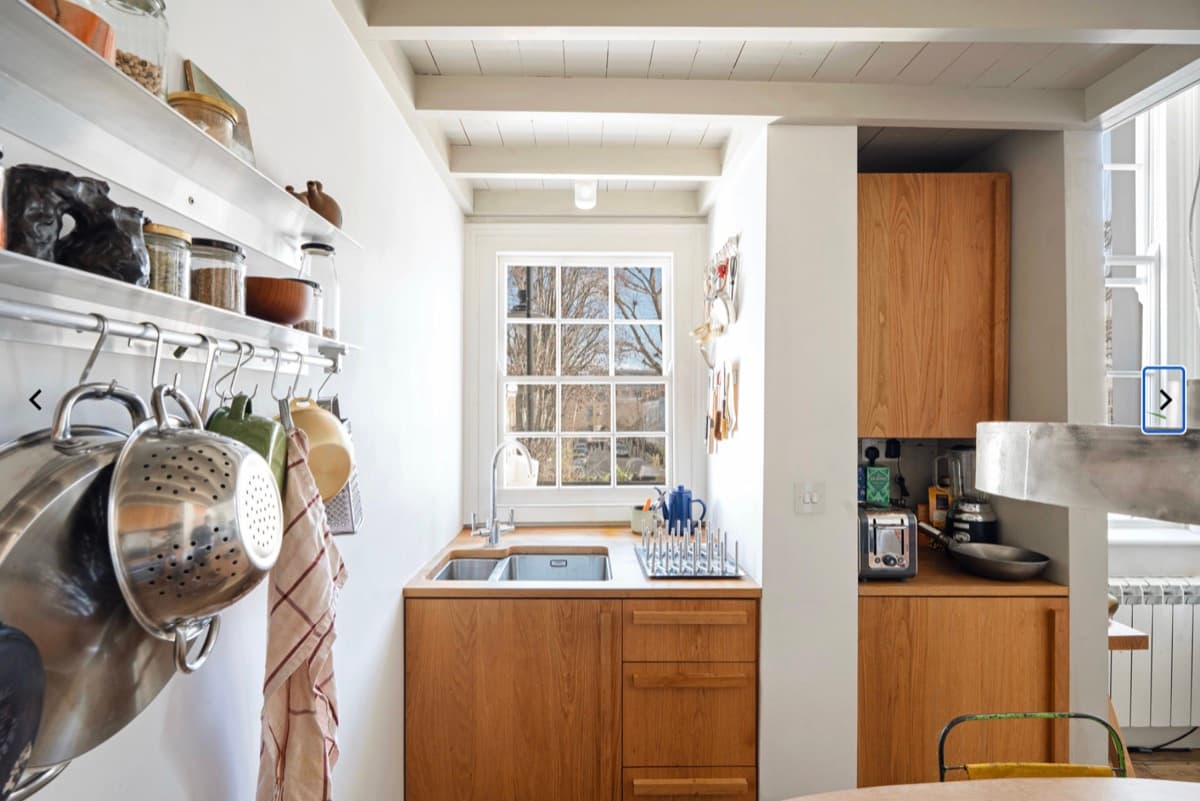 Warm London kitchen in a design-conscious home